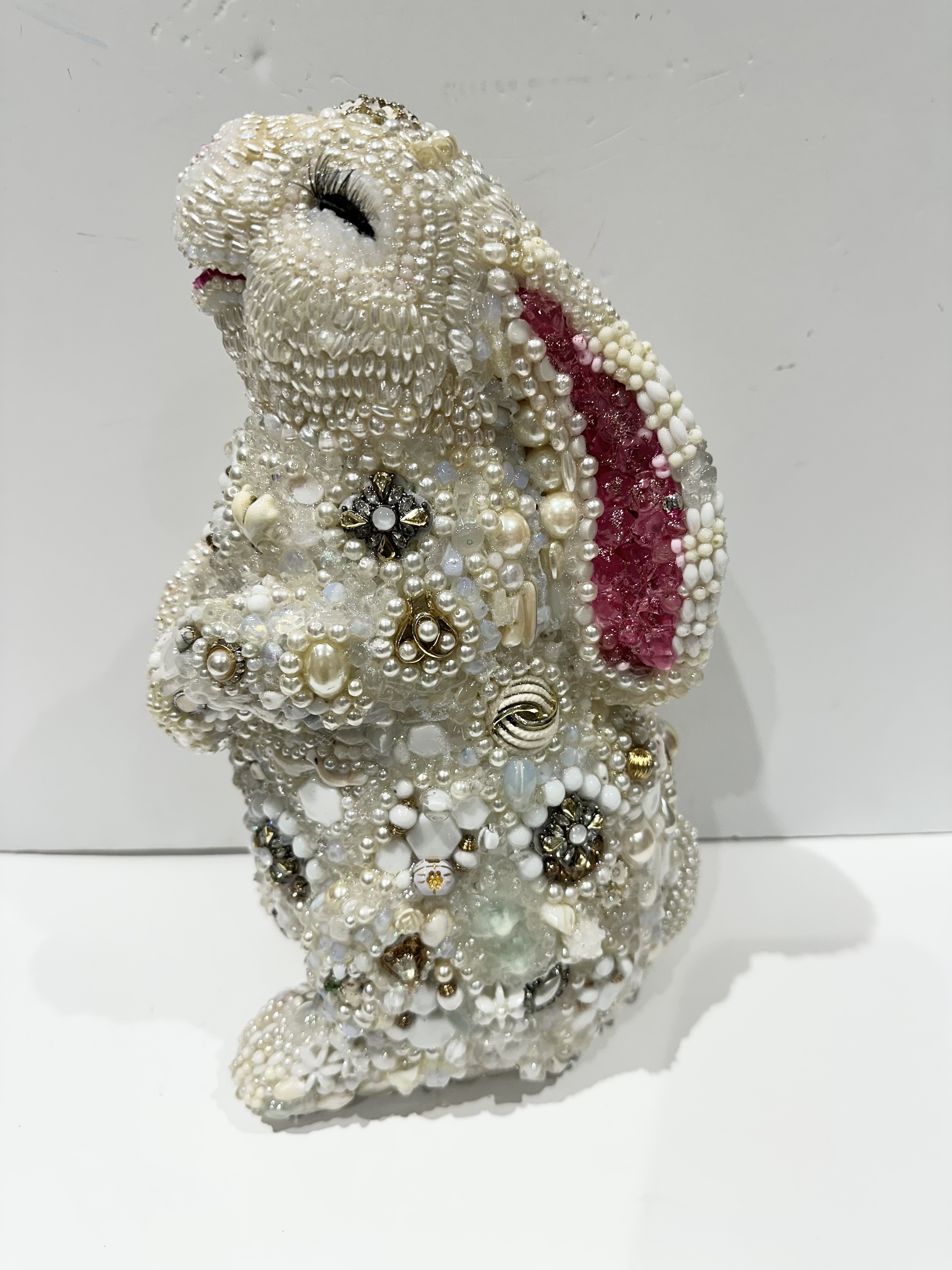 Rabbit statue "Daisy" 